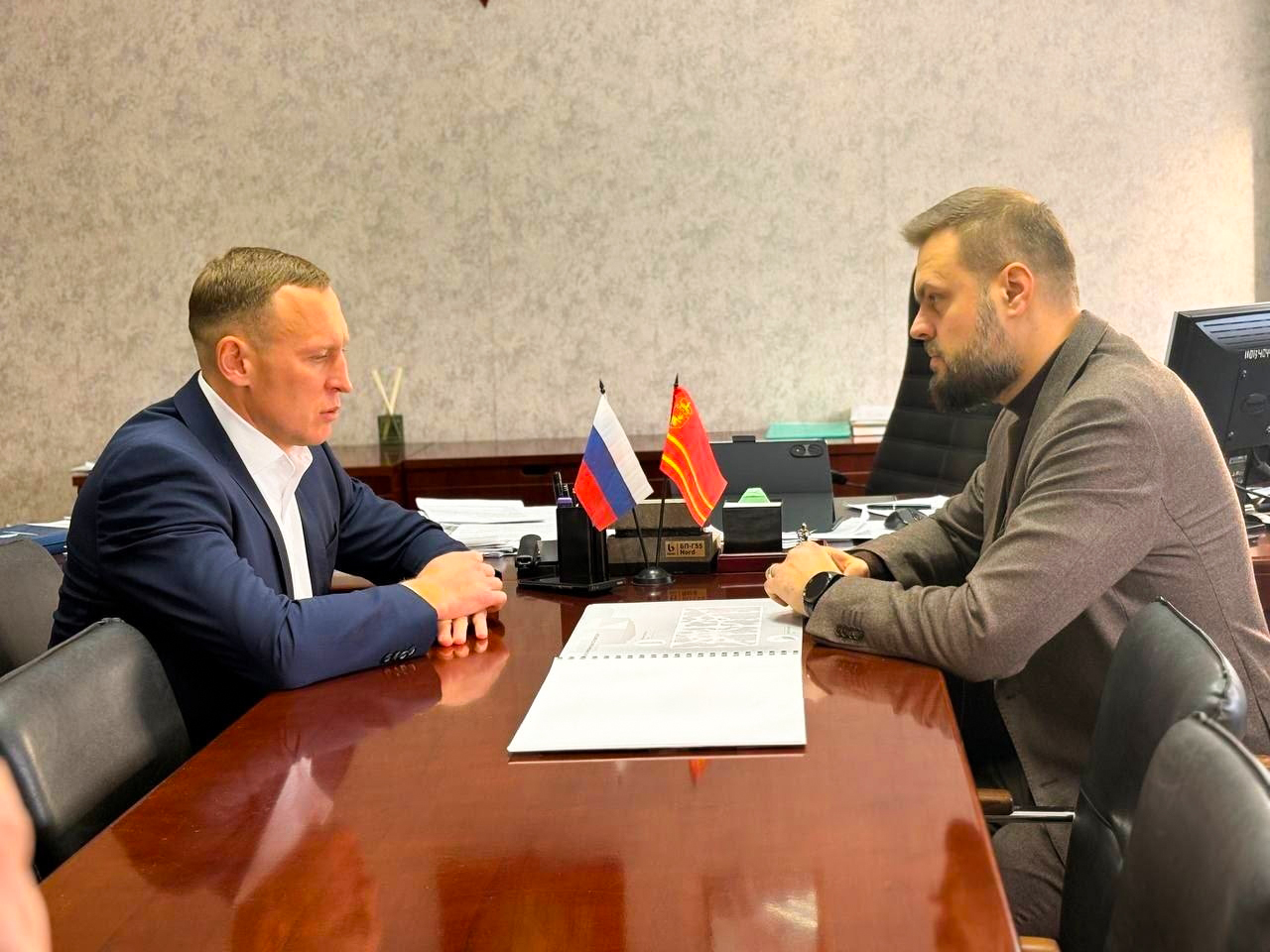 Глава Вяземского округа Олег Смоляков провел встречу с депутатом Госдумы от Смоленской области Артёмом Туровым